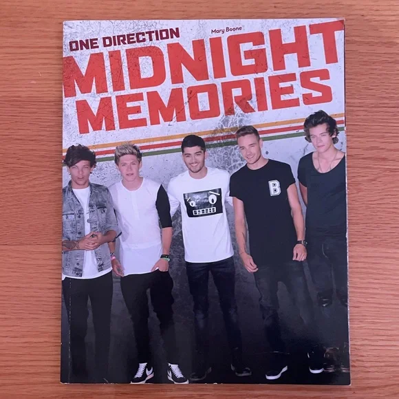 ONE DIRECTION BOOK - Picture 1 of 6
